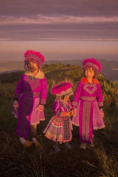 Meninas em Cliff de Phu Chi Fa — Fotografia de Stock