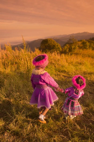 Kızlar tepe kabile üzerine — Stok fotoğraf