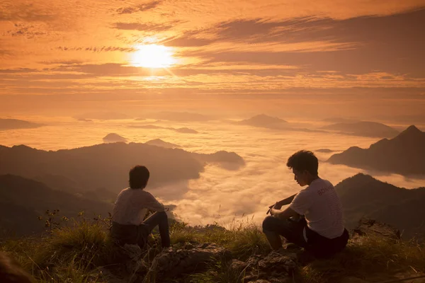 Chlapci na vrcholu útesu Phu — Stock fotografie