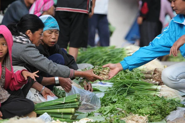 Gente de la tribu Hill en el mercado — Foto de Stock