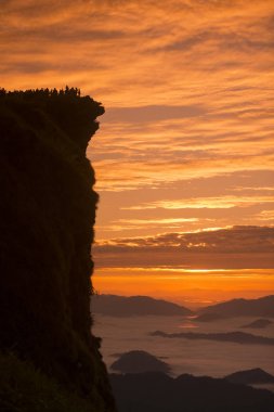 İnsanlar uçurumun üstündeki