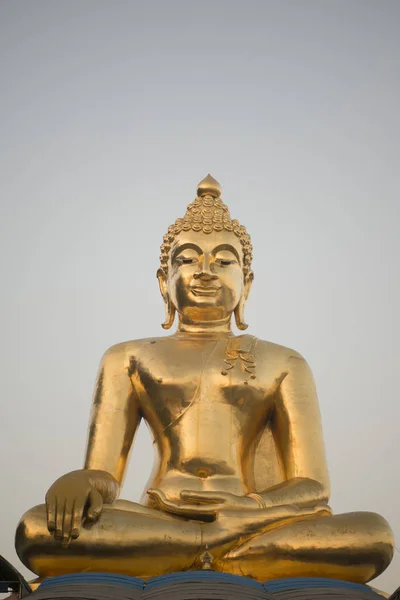 Den gyllene Buddhaen på den gyllene triangeln — Stockfoto