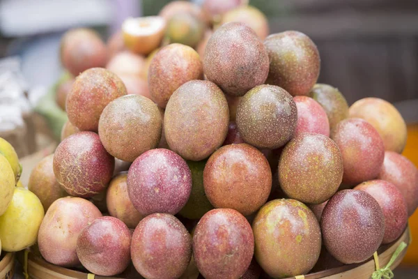 La fruta de maracuja en el mercado — Foto de Stock