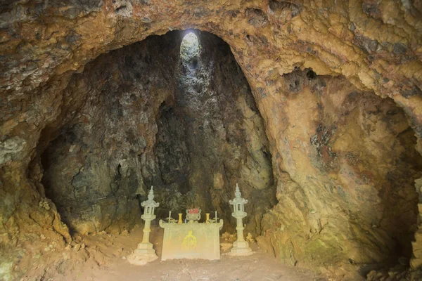 La grotta con una storia di riparo della guerra americano-viandante — Foto Stock
