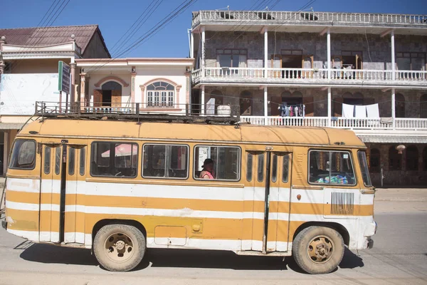 一辆公共汽车在 Phonsavan 小镇 — 图库照片