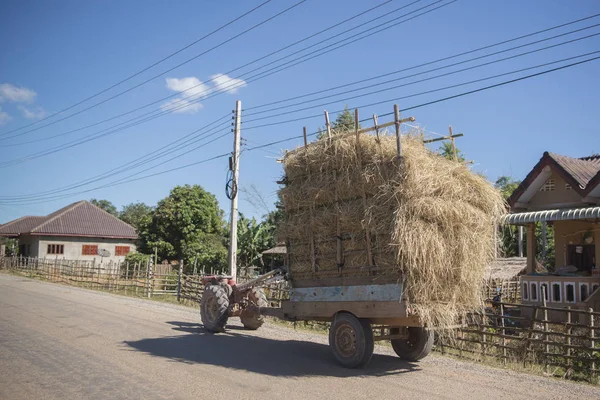 Transporte de um agricultor na cidade de Phonsavan — Fotografia de Stock