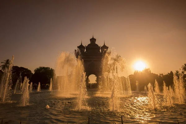 Patuxai oblouk ve městě vientiane — Stock fotografie