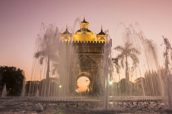 Patuxai oblouk ve městě vientiane — Stock fotografie