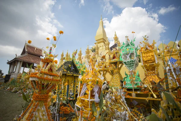 Les gens lors d'une cérémonie au festival Pha That Luang — Photo