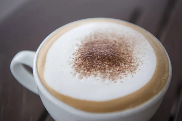 Um cappuccino café na amazônia cafeshop — Fotografia de Stock