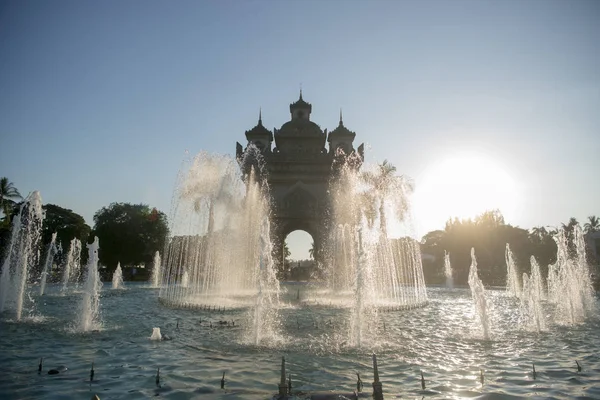 Patuxai oblouk ve městě vientiane — Stock fotografie