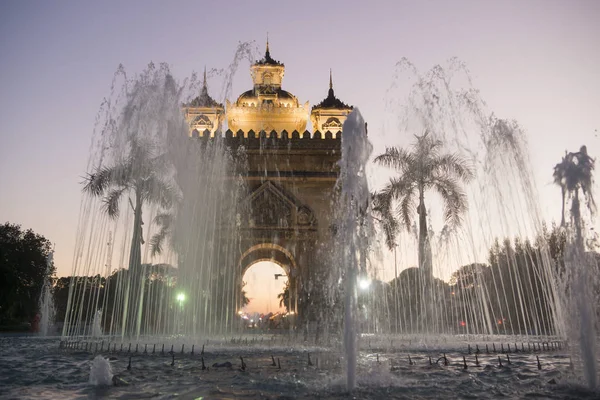 Patuxai oblouk ve městě vientiane — Stock fotografie