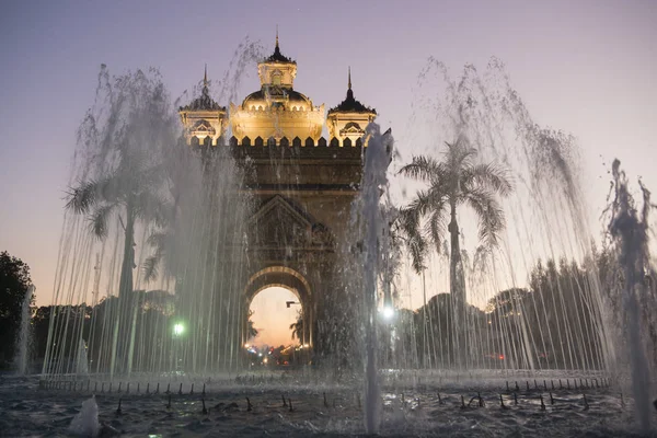 Patuxai oblouk ve městě vientiane — Stock fotografie