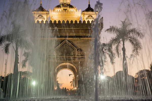 De patuxai boog in de stad van vientiane — Stockfoto