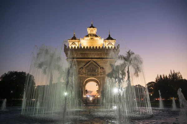 Patuxai oblouk ve městě vientiane — Stock fotografie