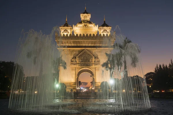 Patuxai oblouk ve městě vientiane — Stock fotografie