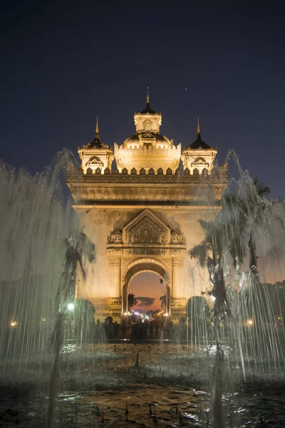 Patuxai oblouk ve městě vientiane — Stock fotografie