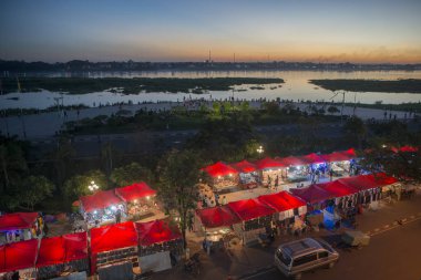 gece Pazarı'na Mekong Nehri