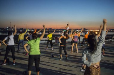 İnsan bir akşam Mekong Nehri zevk.
