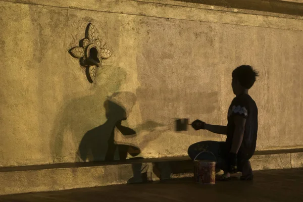 Un pintor está pintando la Stupa —  Fotos de Stock