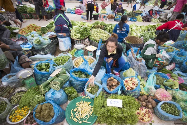 People at the Taalat Sao market — Stock Photo, Image