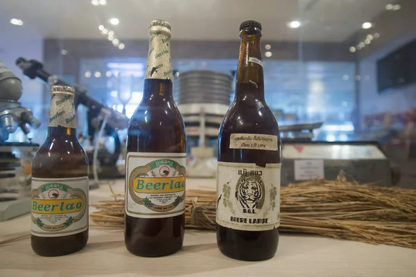 Bouteilles de bière lao dans le musée — Photo