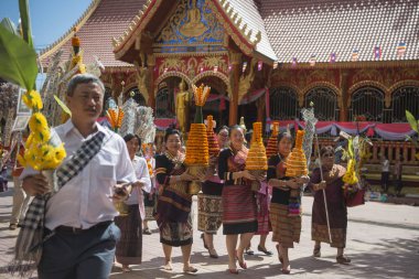 İnsanlar Wat Si Muang Tapınağı'nda yapılan bir törenle