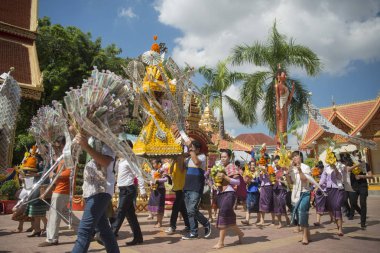 Wat Si Muang Tapınağı'nda yapılan bir törenle balmumu kale