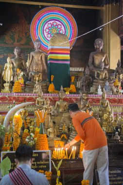 İnsanlar Wat Si Muang Tapınağı'nda yapılan bir törenle