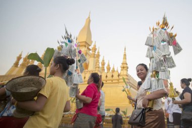 İnsanlar Pha ki Luang Festivali'nde yapılan bir törenle