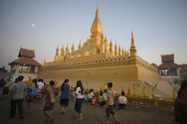 İnsanlar Pha ki Luang Festivali'nde yapılan bir törenle