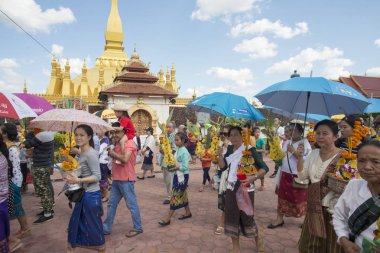 İnsanlar Pha ki Luang Festivali'nde yapılan bir törenle