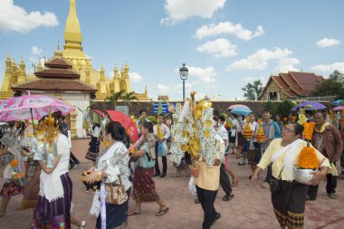 İnsanlar Pha ki Luang Festivali'nde yapılan bir törenle