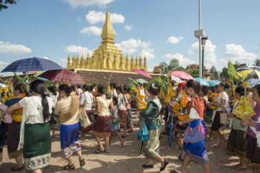 İnsanlar Pha ki Luang Festivali'nde yapılan bir törenle