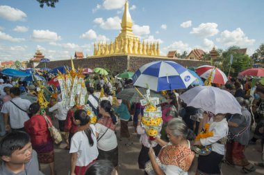 İnsanlar Pha ki Luang Festivali'nde yapılan bir törenle