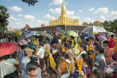 İnsanlar Pha ki Luang Festivali'nde yapılan bir törenle