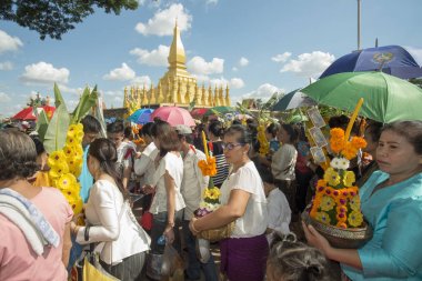 İnsanlar Pha ki Luang Festivali'nde yapılan bir törenle