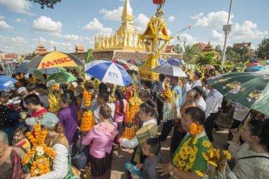 İnsanlar Pha ki Luang Festivali'nde yapılan bir törenle