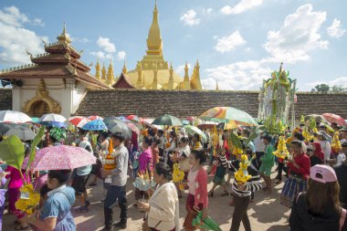 İnsanlar Pha ki Luang Festivali'nde yapılan bir törenle