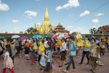 İnsanlar Pha ki Luang Festivali'nde yapılan bir törenle