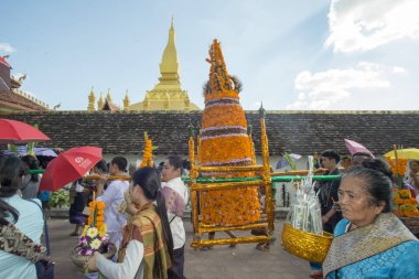 İnsanlar Pha ki Luang Festivali'nde yapılan bir törenle