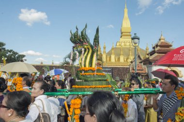 İnsanlar Pha ki Luang Festivali'nde yapılan bir törenle