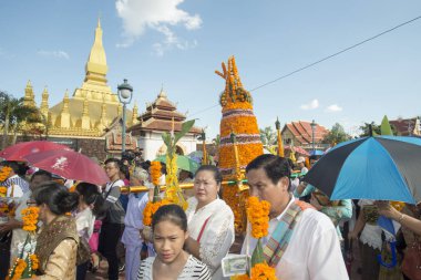 İnsanlar Pha ki Luang Festivali'nde yapılan bir törenle