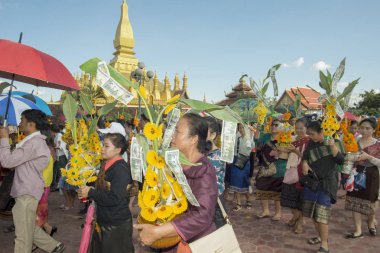 İnsanlar Pha ki Luang Festivali'nde yapılan bir törenle