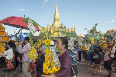 İnsanlar Pha ki Luang Festivali'nde yapılan bir törenle