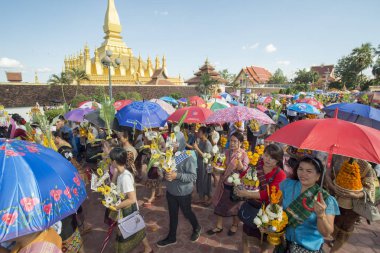 İnsanlar Pha ki Luang Festivali'nde yapılan bir törenle