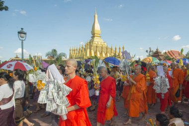 İnsanlar Pha ki Luang Festivali'nde yapılan bir törenle