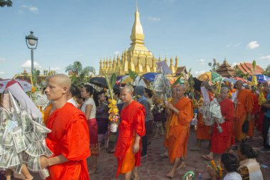 İnsanlar Pha ki Luang Festivali'nde yapılan bir törenle