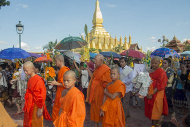 İnsanlar Pha ki Luang Festivali'nde yapılan bir törenle