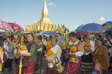 İnsanlar Pha ki Luang Festivali'nde yapılan bir törenle